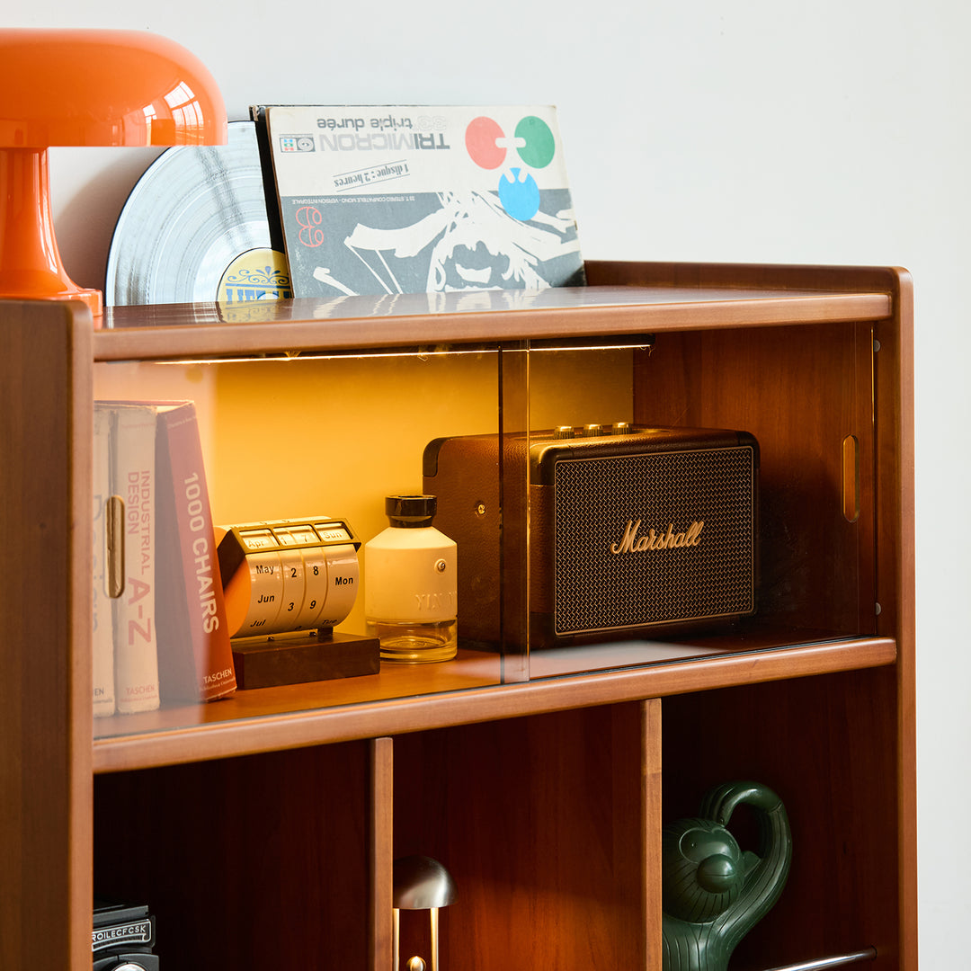 Vintage boxwood display cabinet mies in details.