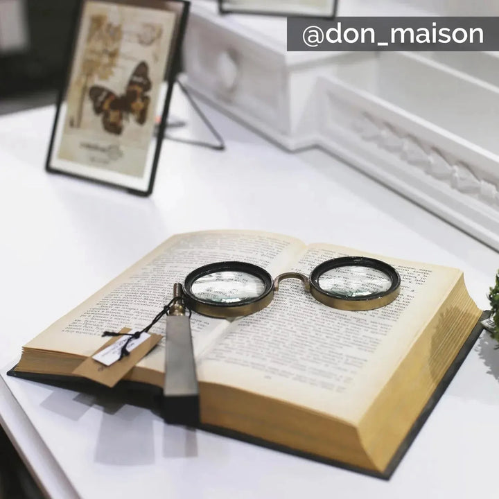 Spectacle magnifying glass decor size charts.