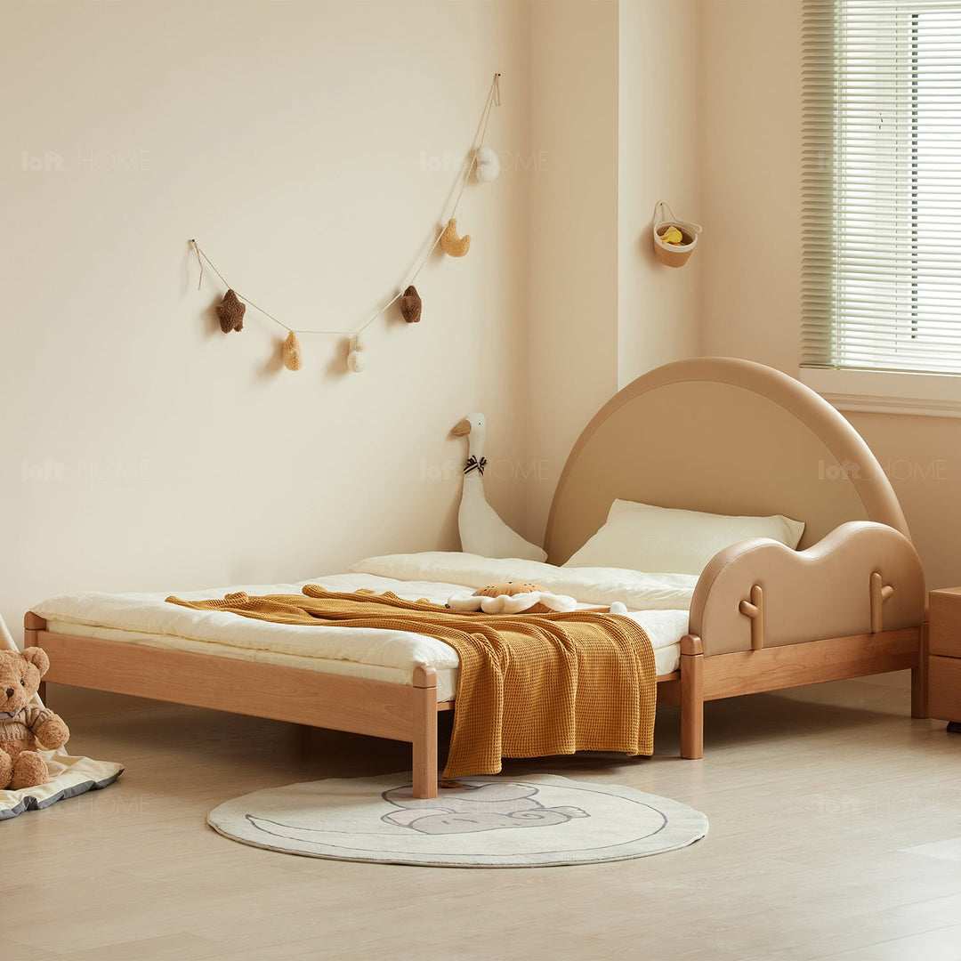 Children’s room with a wooden extendable bed, soft beige headboard, cozy decor, and playful accents, creating a warm and inviting atmosphere.