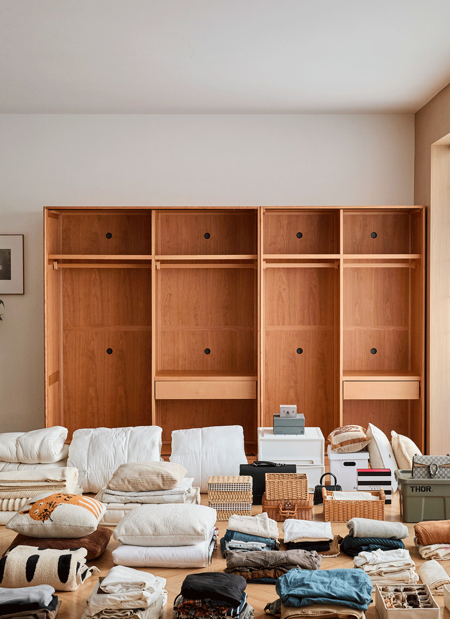 Scandinavian Cherry Wood Sliding Door Wardrobe KANGAROO Good to Know - 3