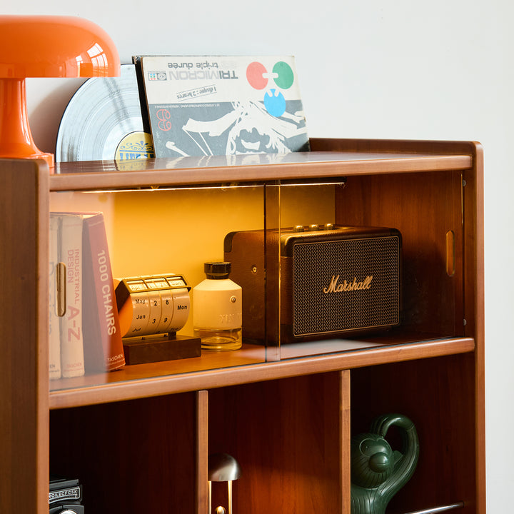 Vintage boxwood display cabinet mies in details.