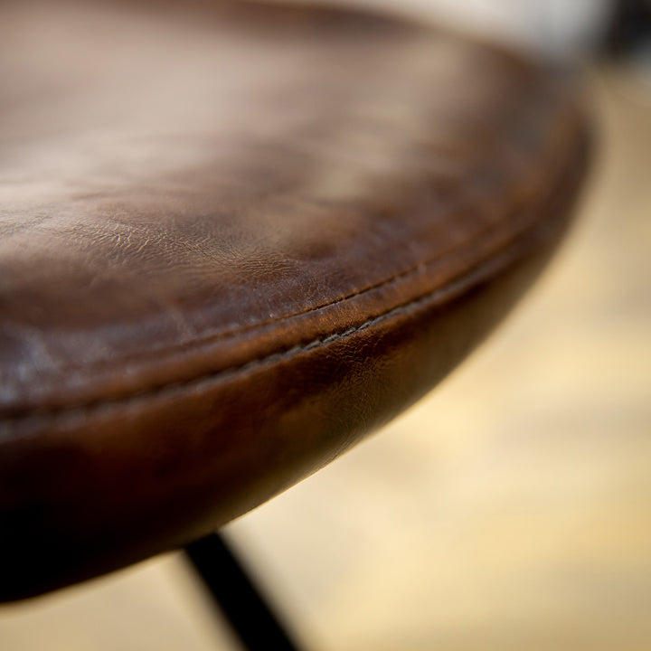 Industrial pu leather dining chair alve in details.