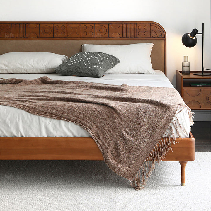 Vintage boxwood bed madrid with context.