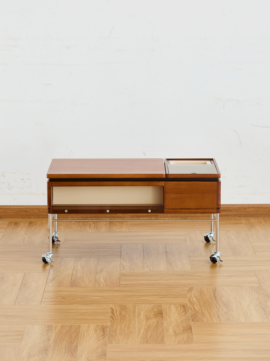 Vintage boxwood coffee table pinecone layered structure.