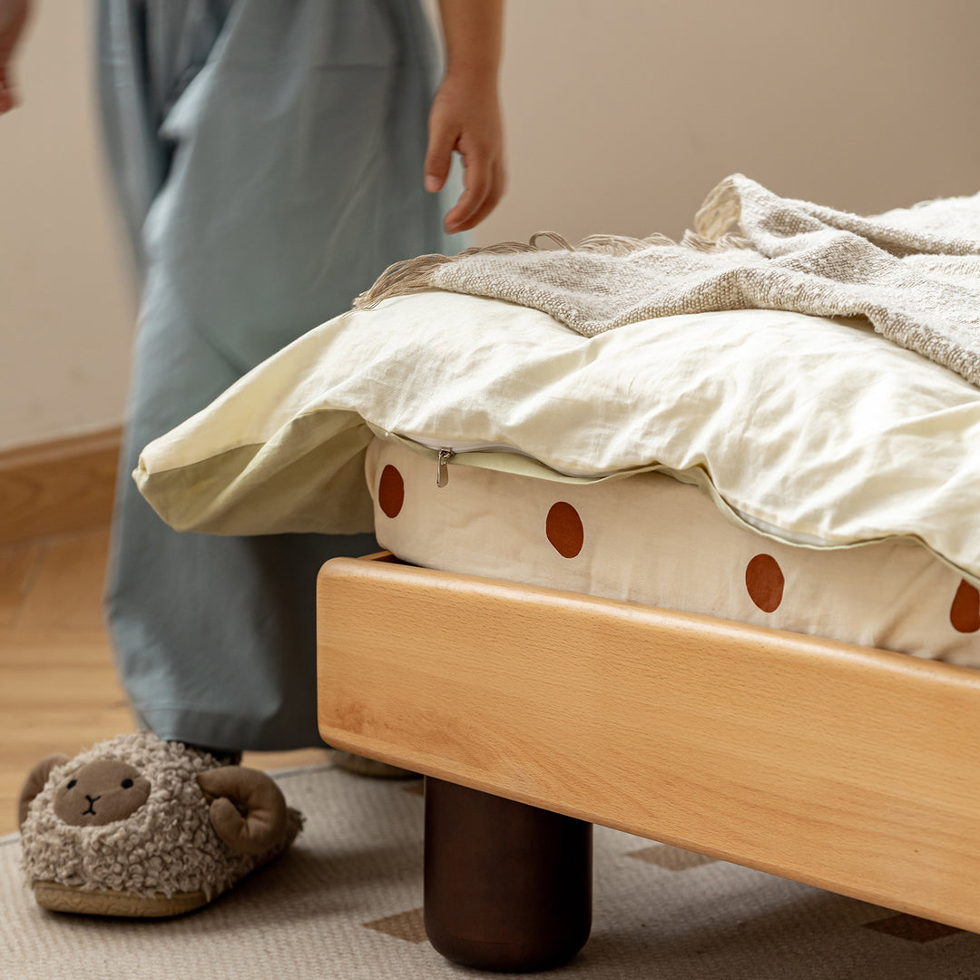 Scandinavian beech wood kids bed teddy in details.