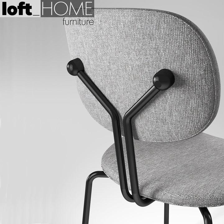 Minimalist fabric dining chair et arm in panoramic view.