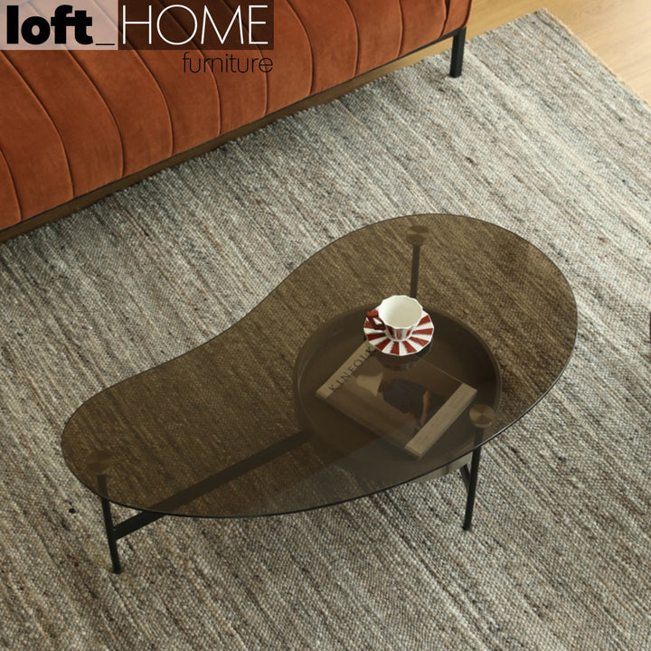 Modern tempered glass coffee table gioia in panoramic view.