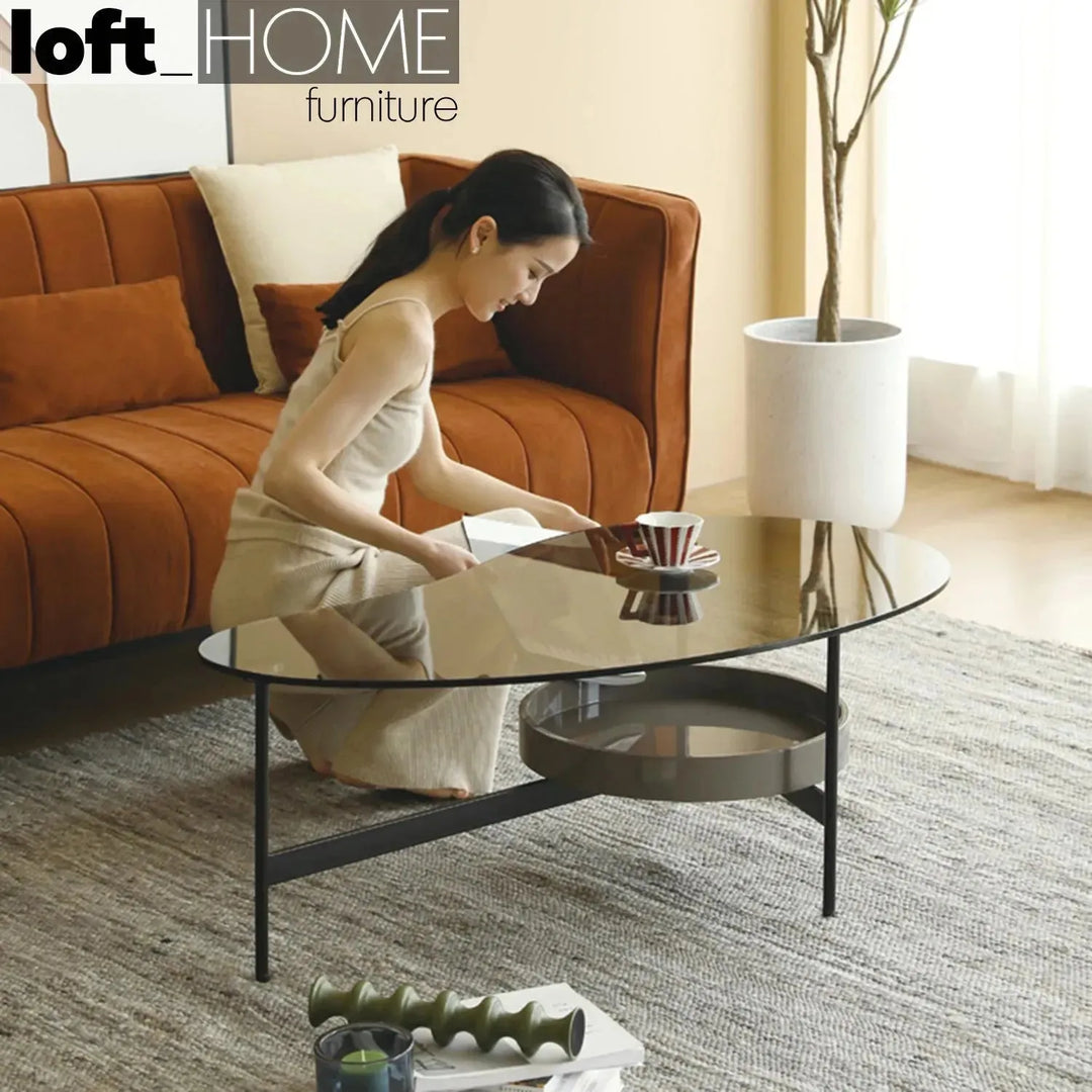 Modern tempered glass coffee table gioia in panoramic view.