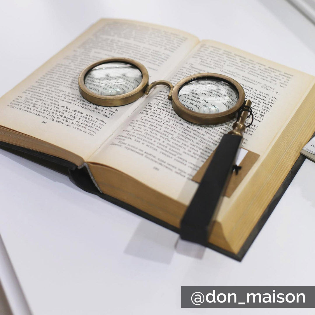 Spectacle magnifying glass decor primary product view.