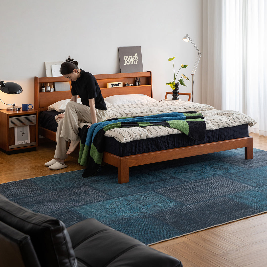 Vintage boxwood bed accompany light size charts.