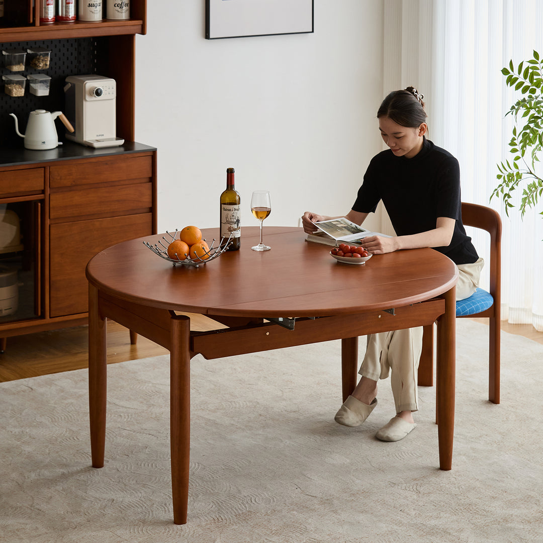 Vintage boxwood extendable dining table minima in close up details.